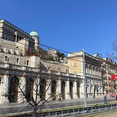 Chain Bridge Apartman