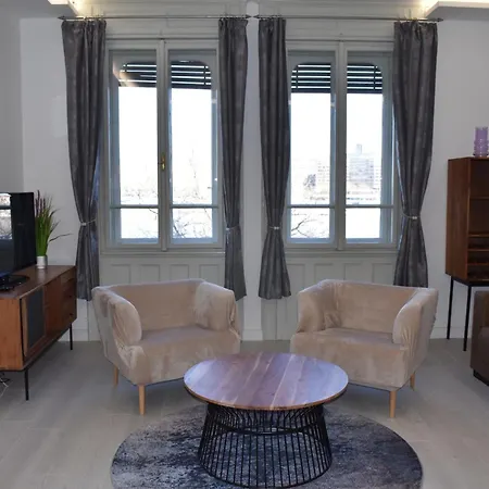 Chain Bridge Apartman *