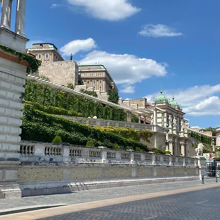 Chain Bridge Apartmán