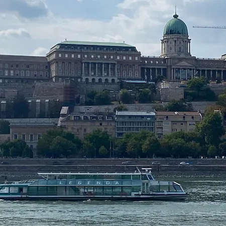 Chain Bridge Apartmán *