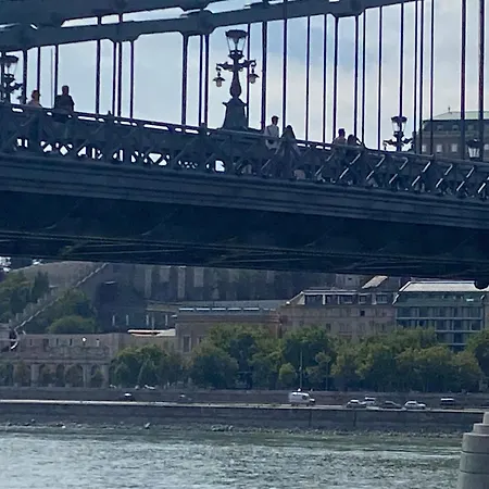 Chain Bridge Apartment