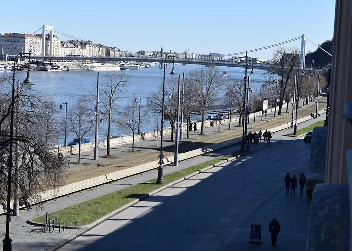 Chain Bridge Appartement