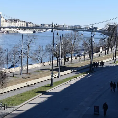 Chain Bridge דירה