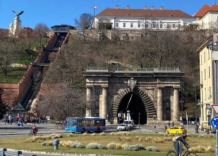 Chain Bridge Apartamento