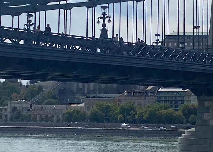 Chain Bridge Apartamento